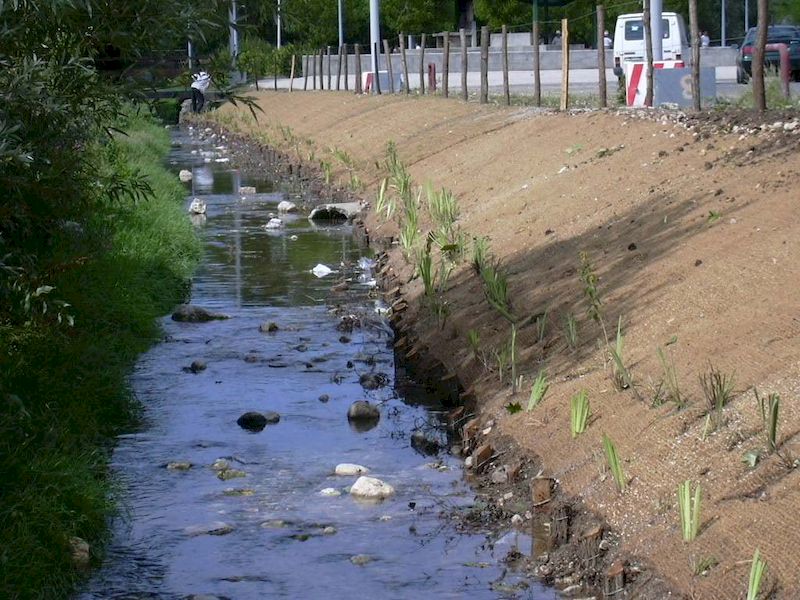 Protierozní rohože na březích potoka